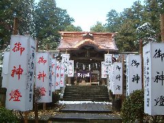 歳旦祭を待つ参道行灯の画像です。 歳旦祭を待つ参道行灯